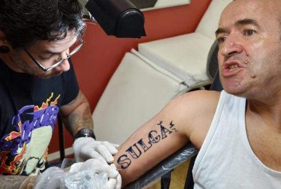 Tudorel Toader și-a făcut un tatuaj, dar cineva i l-a scris greșit: SULGĂ