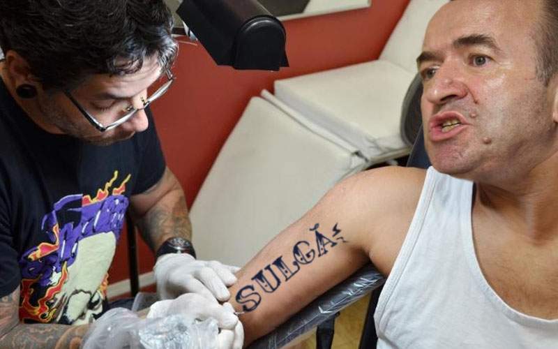 Tudorel Toader și-a făcut un tatuaj, dar cineva i l-a scris greșit: SULGĂ