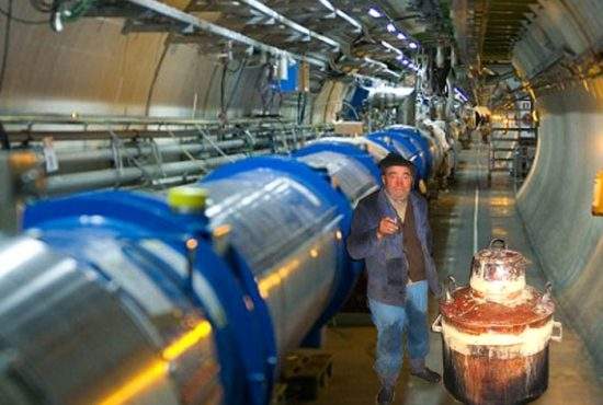 După ce-au spus ieri că universul n-ar trebui să existe, savanții de la CERN revin azi cu precizări: ”Nu mai beau niciodată!”