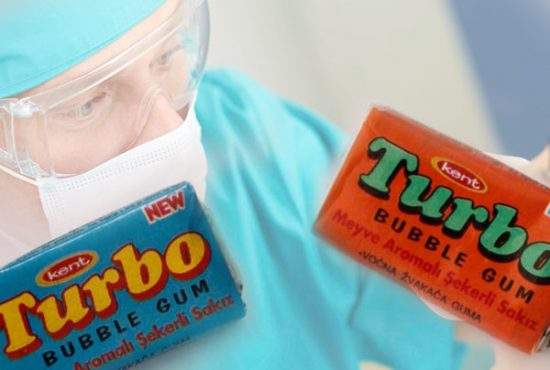 Mii de dentişti români, scoşi din faliment de când guma Turbo a reapărut pe rafturi