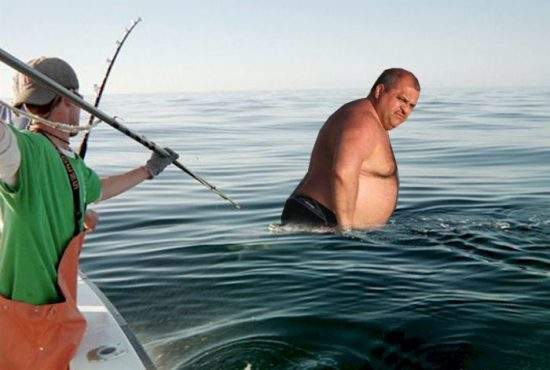 Haos în Thassos! Un pescar grec a înţepat cu harponul un turist român, crezând că e o morsă