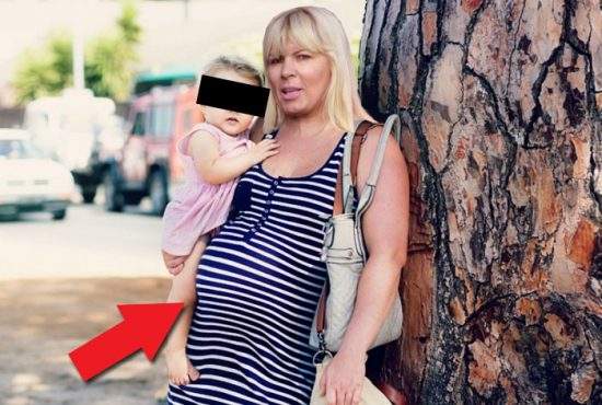 Poza zilei! Gafa jenantă a Elenei Udrea: în prima poză cu copilul a uitat să-şi dea jos burta falsă