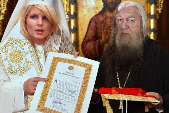 Elena Udrea s-a înscris la Teologie! “La cât e de hoaţă, are toate şansele să ajungă patriarh”