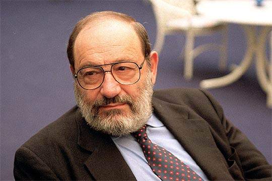 Românii se laudă pe Facebook că l-au citit pe Umberto Eco, deși majoritatea au văzut doar filmul