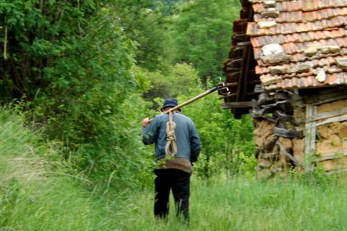 Dramă: un vasluian şi-a băgat toţi vecinii în spital şi acum trebuie să meargă 30 km până în alt sat ca să se certe