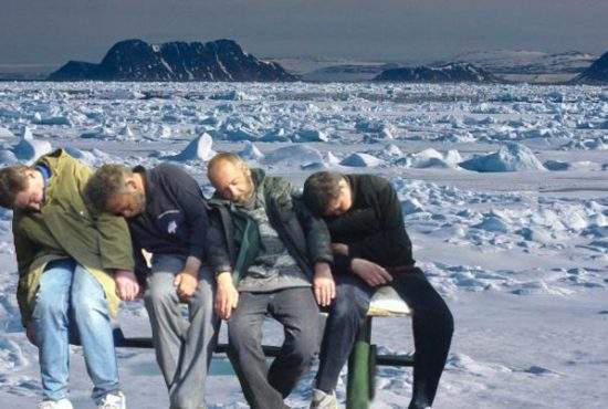 Milioane de vasluieni au emigrat la Polul Nord, de teamă să nu fie puşi la muncă de Iohannis