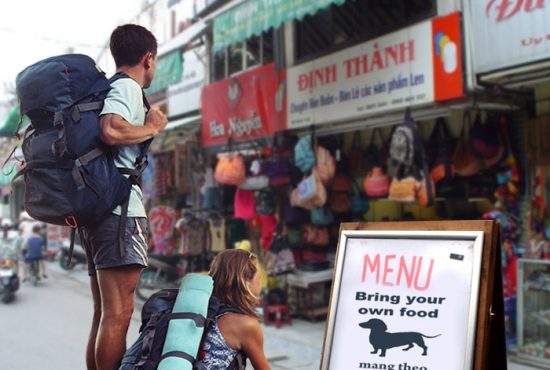 Mirajul reducerilor. Un turist a prins o excursie ieftină în Vietnam, dar trebuie să-şi mănânce propriul câine