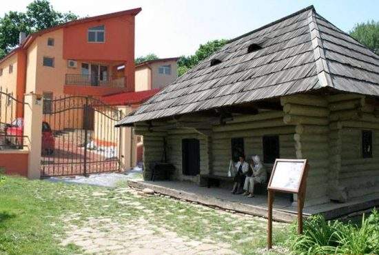 Update la Muzeul Satului: A fost adusă și o vilă construită cu bani trimiși din Italia