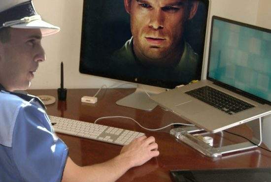 Poliţiştii amână închiderea vplay.ro pentru că nu au văzut serialul Dexter până la capăt