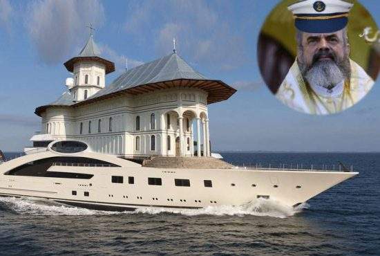 Se umple de bani! Patriarhul s-a dus cu iahtul în Mamaia și închiriază cele 174 de cabine turiștilor