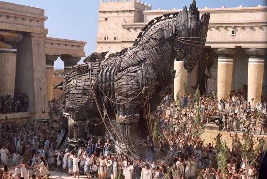 Tensiunile escaladează. Grecii construiesc un cal uriaș din lemn la granița cu Turcia