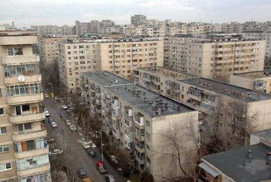 Surse: Ceauşescu voia să bage toţi românii în blocuri ca să vadă dacă fac miere
