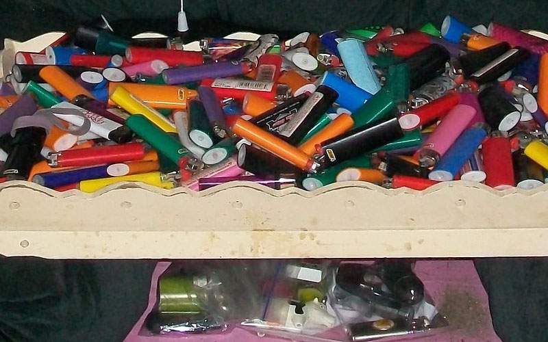 La un profesor acasă au fost găsite 4350 de brichete furate de la elevi