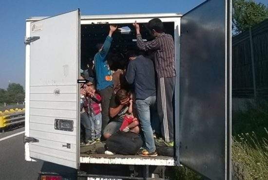 Nu se lasă! Românii plătesc călăuze care să-i treacă ilegal granița la greci