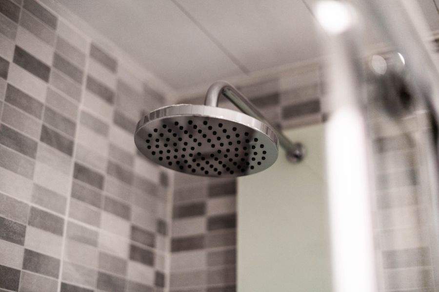 Studiu! Clujenii se laudă în medie de 8 ori că au apă caldă până să facă un duș
