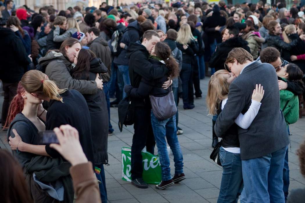 Un milion de cazuri noi de COVID! Toţi se pupă după câştigarea alegerilor