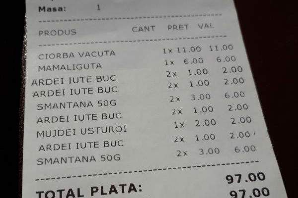 În localurile din Mamaia, dacă vrei să faci poză la nota de plată te mai costă 5 lei