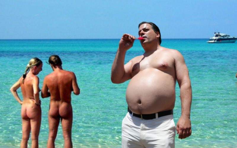 Imagini compromițătoare cu șeful Asociației Nudiștilor în timp ce poartă pantaloni
