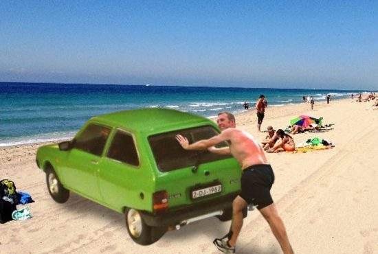 Un cocalar sărman și-a împins Olcitul până pe plajă, că n-are bani de BMW