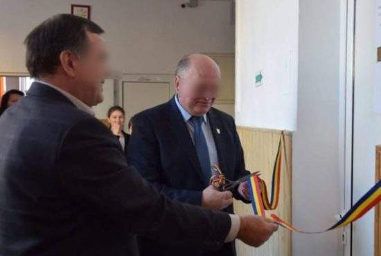 Eşec total. Primarul unei comune a inaugurat toaleta școlii și a înfundat-o