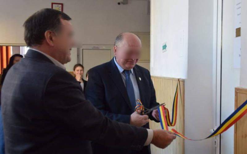 Eşec total. Primarul unei comune a inaugurat toaleta școlii și a înfundat-o