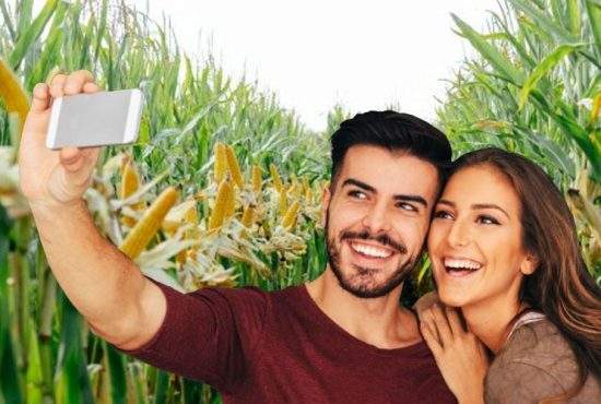 Au apărut influencerii flămânzi, care-și fac selfiuri în lanul de cartofi sau de porumb