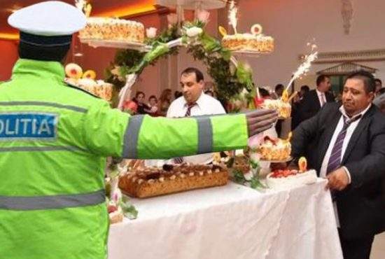 Poliția a întrerupt o nuntă de interlopi, ca să aducă tortul