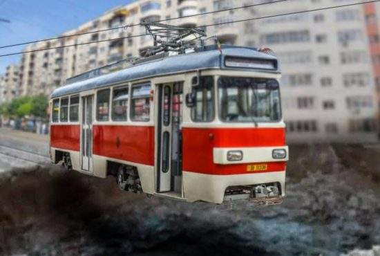 Telecabină în Bucureşti! Un tramvai a rămas agăţat de sârmă deasupra unei gropi