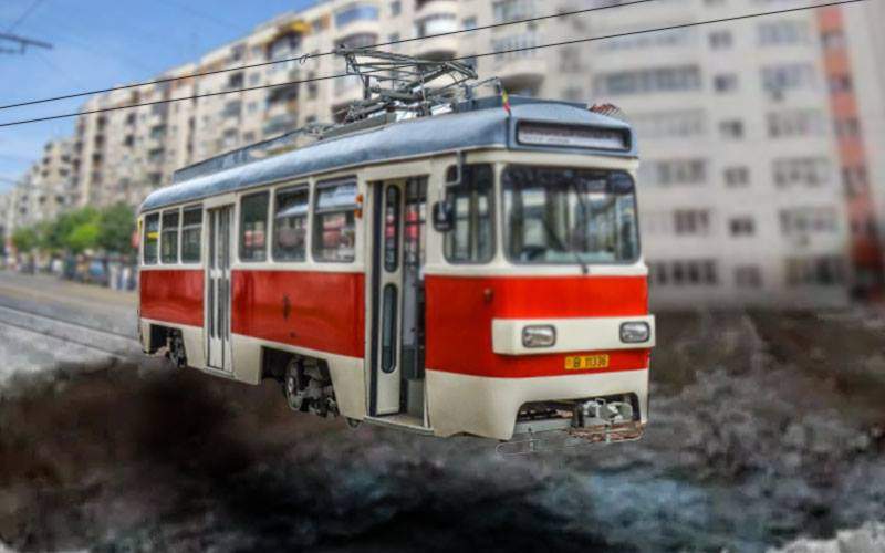 Telecabină în Bucureşti! Un tramvai a rămas agăţat de sârmă deasupra unei gropi