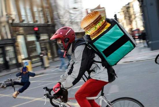 Big Mac dublu, retras de pe piaţă pentru că se răsturnau curierii cu el