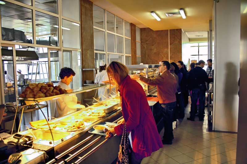 Un bloc plin de corporatiști care lucrează de acasă a deschis cantină la parter