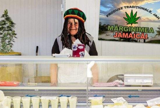 Cozi imense la magazinul de jamaicani din piaţă după lansarea brânzei cu canabis
