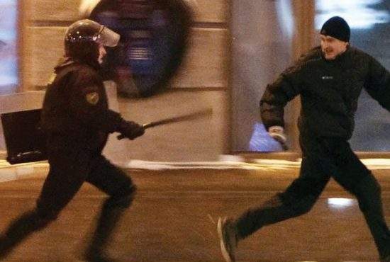 Românii, fericiți că nu trebuie să poarte mască când fumează și-i aleargă poliția
