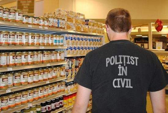 În sfârșit! Polițiștii în civil au primit tricourile pe care scrie ”Polițist în civil”