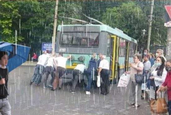 Bucureștenii, sfătuiți să poarte talpă aderentă, să nu alunece când împing autobuzul