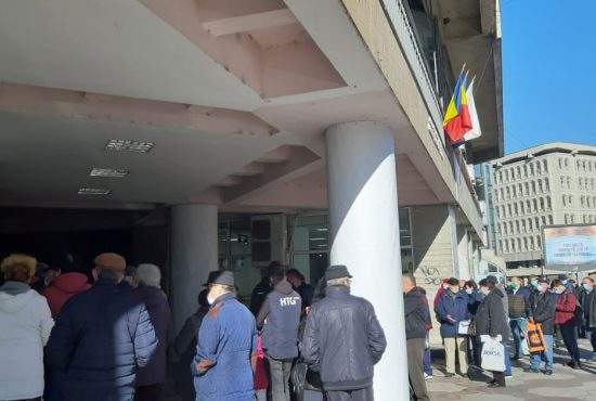 Poliția Pitești, acuzată că a umflat prețurile la permise ca să le scadă de Black Friday