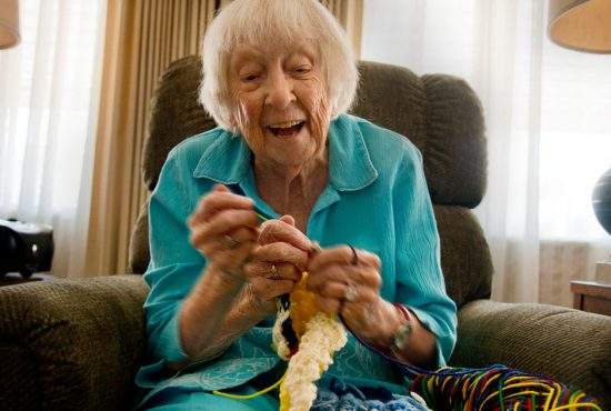 Bunica de 90 de ani vaccinată de COVID spune că se croşetează mult mai bine cu 3 mâini
