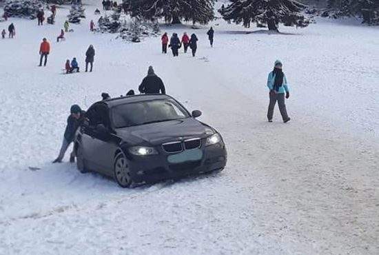 Ce cocalari! Mai mulţi schiori au zgâriat cu beţele BMW-urile parcate pe pârtie