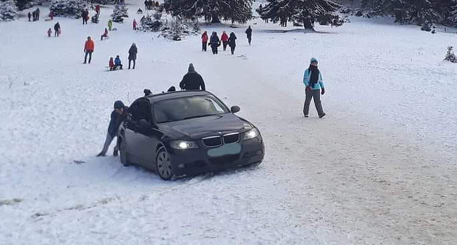 Ce cocalari! Mai mulţi schiori au zgâriat cu beţele BMW-urile parcate pe pârtie