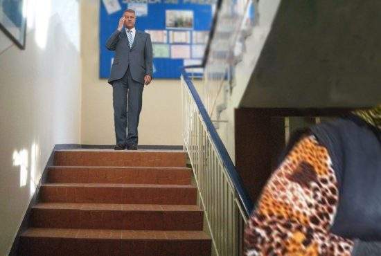 Iohannis a împins pe scări o băbuță, că o bănuia că vrea să voteze cu PSD