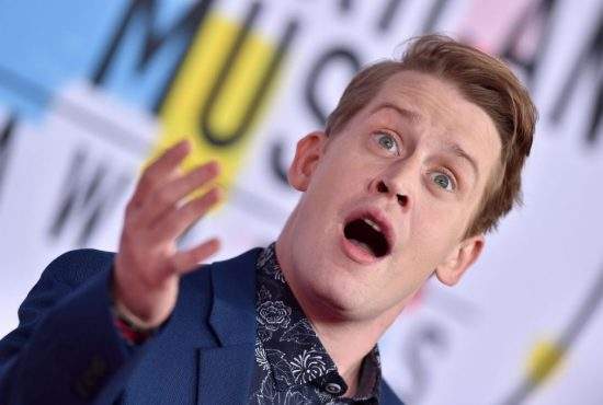 Schimb de generaţii! Macaulay Culkin a plecat în vacanţă şi şi-a uitat copilul acasă