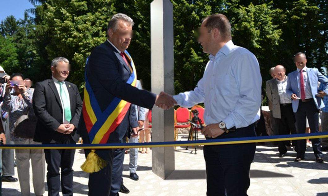 O comună fără asfalt, canalizare și apă inaugurează un monolit de 1 milion euro