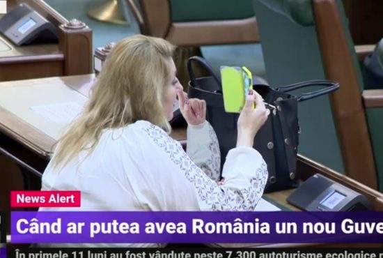 Imagini scârboase cu Şoşoacă în Parlament, căutându-se de cipuri în nas