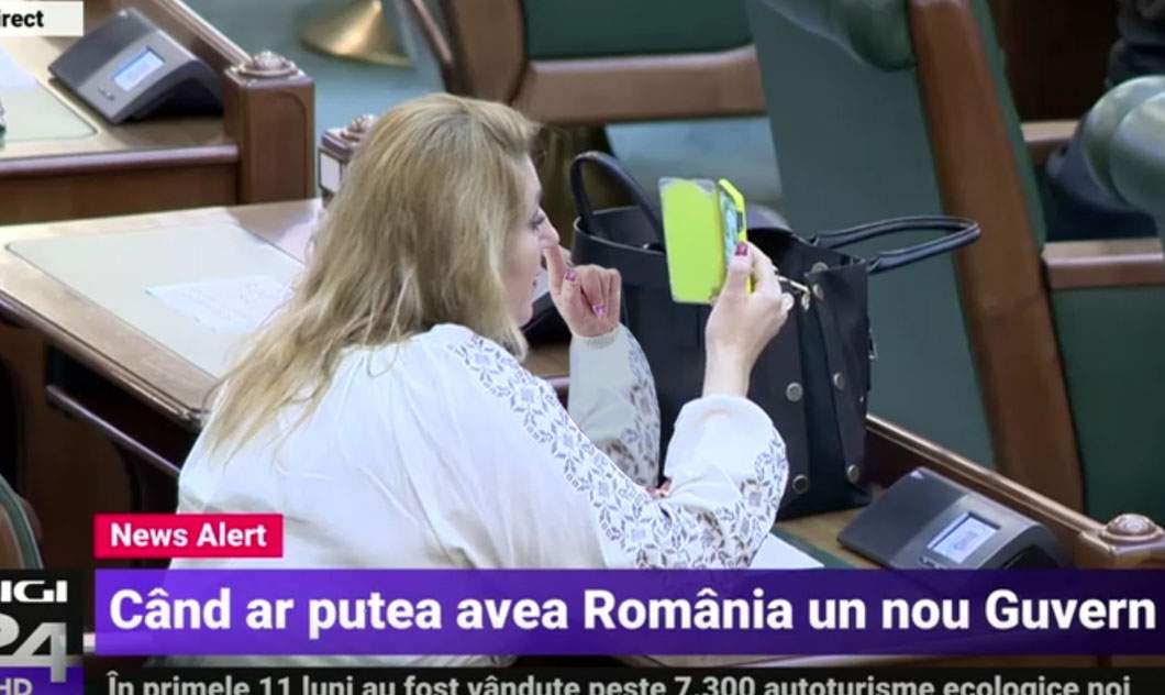 Imagini scârboase cu Şoşoacă în Parlament, căutându-se de cipuri în nas