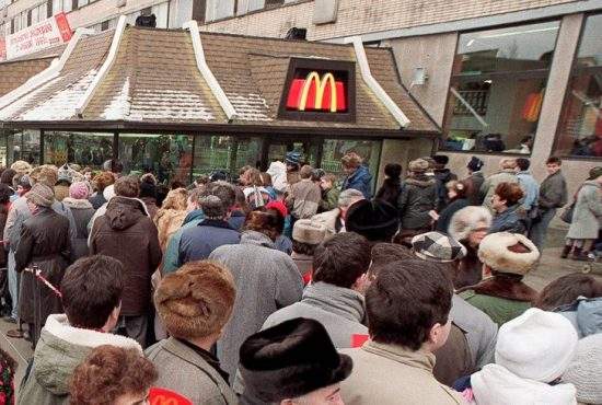 Alături de poporul american! Românii s-au îmbulzit azi în McDonald’s-uri