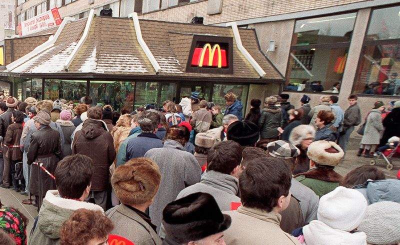 Alături de poporul american! Românii s-au îmbulzit azi în McDonald’s-uri