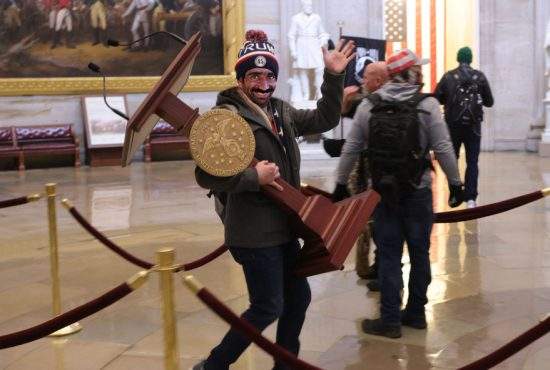 Românul care a furat pupitrul de la Capitoliu a revenit azi în țară