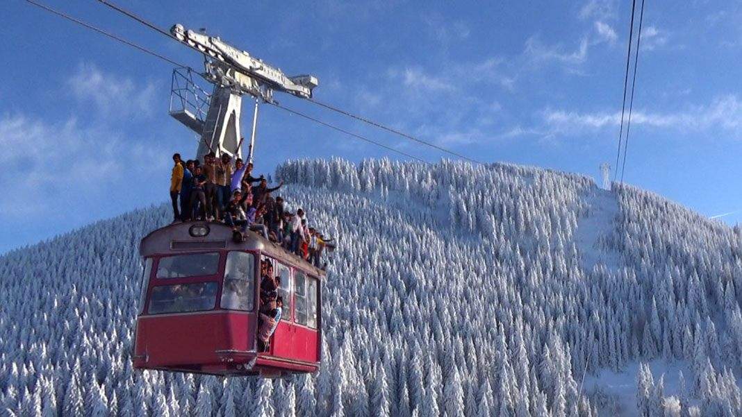 Din cauza aglomerației, se acceptă turiști și pe acoperișul telecabinei!