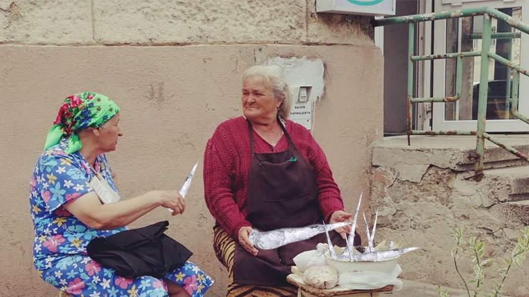 Delicii de sezon! Au apărut băbuțele care vând țurțuri pe marginea drumului