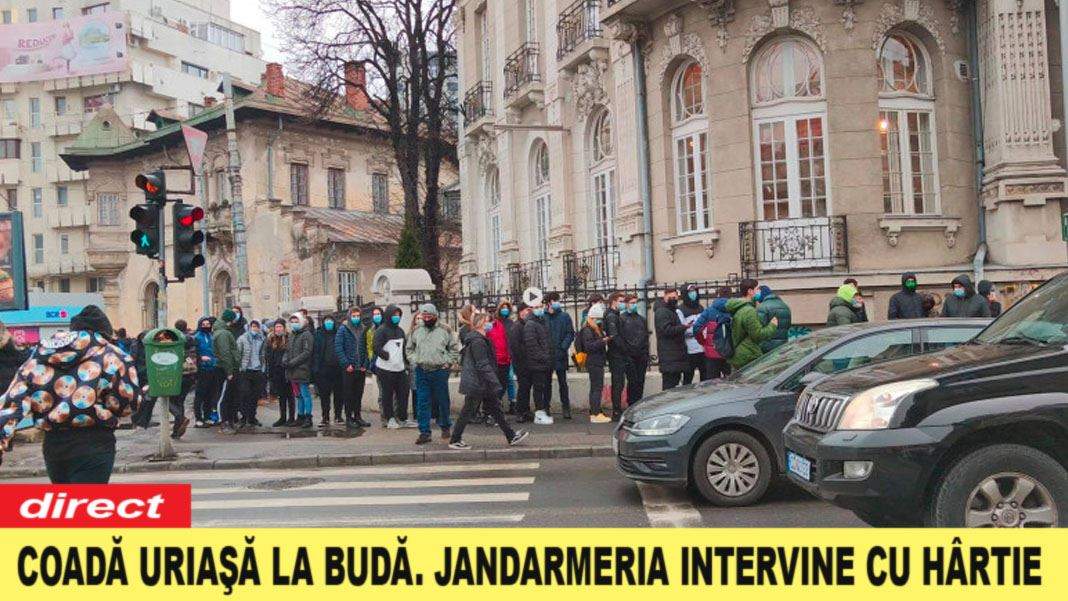 Coadă de 2 km la o budă din Bucureşti, de la burgerii gratis de ieri